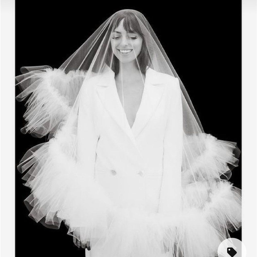Unworn bridal double tier ruffled trim white hip length veil Bhldn style